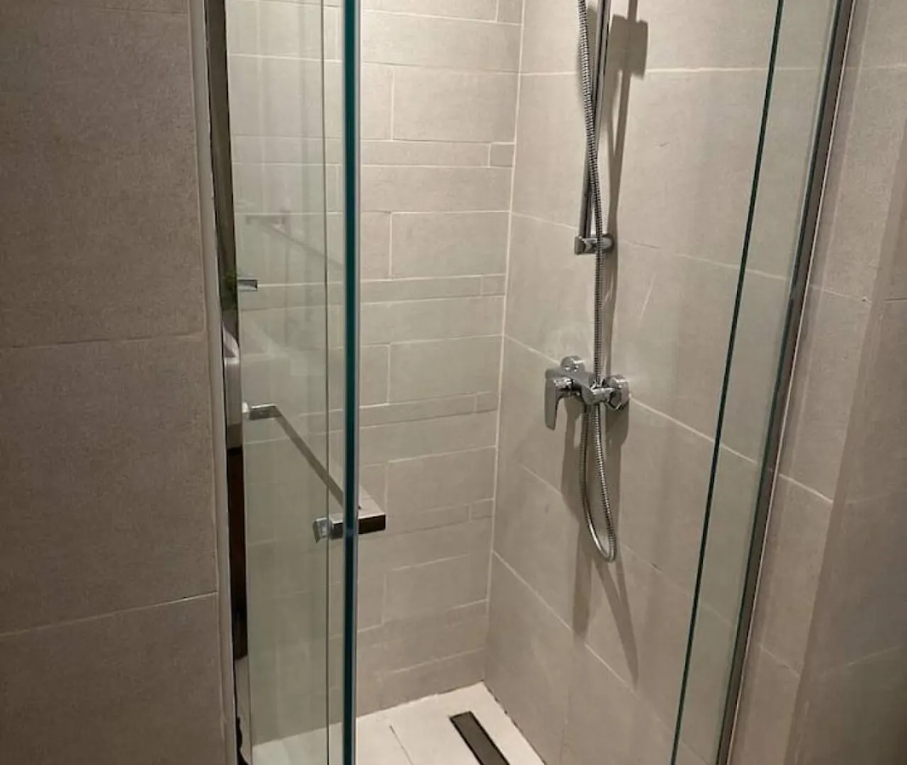 Egate - Dubai - 1 Bedroom - 1St Floor With Terrace - 17-116